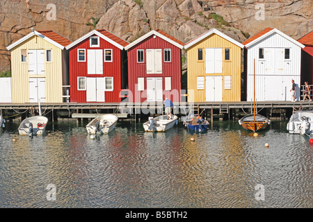 L'été couleur huttes dans Smogen (Suède). Banque D'Images