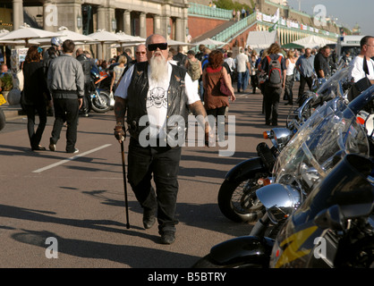 Le vieillissement de biker promenades avec un bâton à l'événement moto Brightona sur le front de mer de Brighton UK Banque D'Images