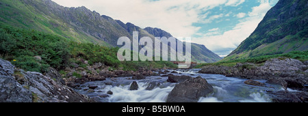 Ci-dessous de Glencoe et Atriochtan Loch River Coe avec Aonach Eagach crête ci-dessus, les Highlands, Ecosse, Royaume-Uni Banque D'Images