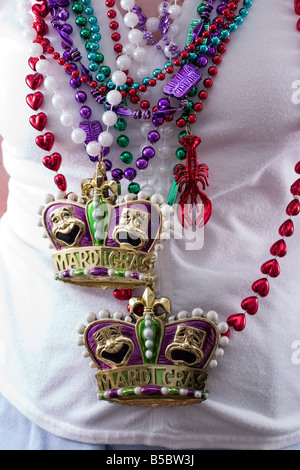 Mardi Gras bijoux, perles et bracelets sur une femme Banque D'Images