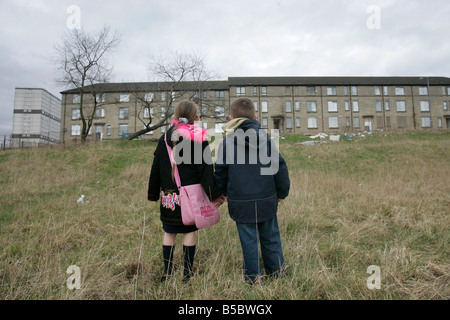 Les enfants jouent sur un pouilleux dans Glasgow Maryhill Banque D'Images