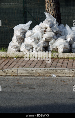 Sacs en plastique remplis de gravats du chantier de dumping par street Banque D'Images