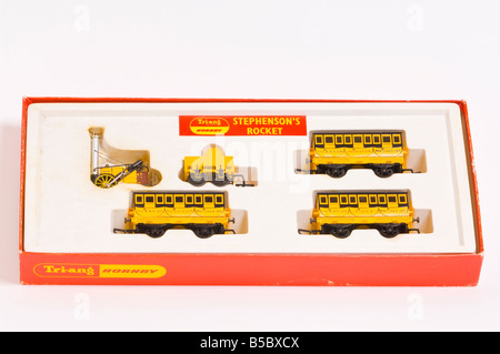 Gros plan d'une Triang Hornby Stephenson's Rocket rame modèle tourné sur un fond blanc (découper) dans un environnement de studio Banque D'Images