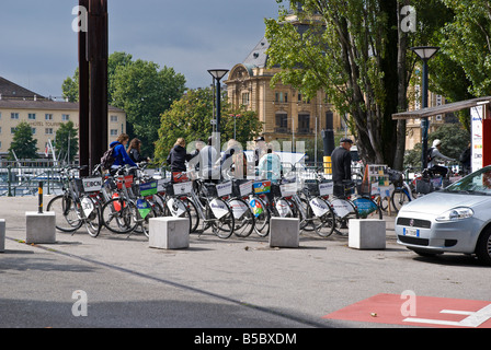 Un groupe d'hommes et de femme de louer gratuitement des vélos pour aller faire une balade de groupe Banque D'Images