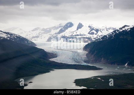 Mendenhall Glacier s'écoule dans le lac Mendenhall près de Juneau, Alaska, USA Banque D'Images