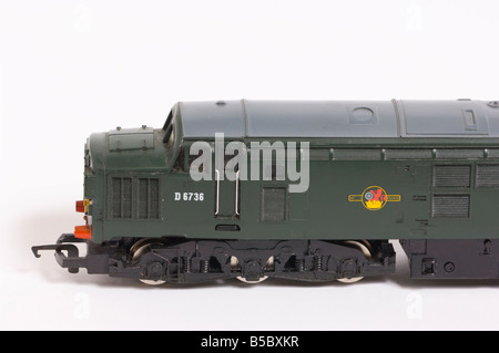 Close up d'un modèle diesel électrique Hornby train dans une livery tourné sur un fond blanc (découper) dans un studio Banque D'Images