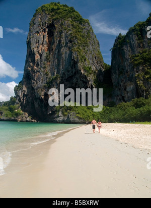 Marche sur Phra Nang Beach à Krabi Thaïlande Banque D'Images