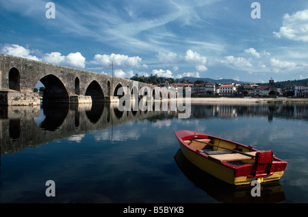 Pont romain sur la rivière Lima Ponte de Lima dans la province de Minho au Portugal Banque D'Images