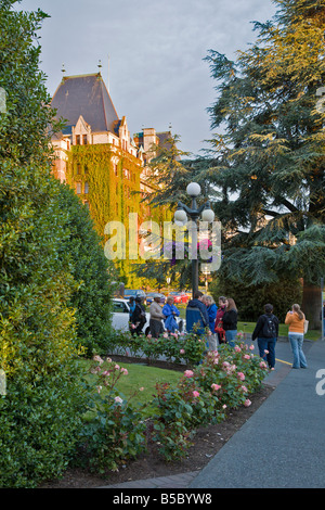 Touristes se mêlent au coucher du soleil à l'extérieur de l'hôtel Resort The Fairmont Empress à Victoria, Colombie-Britannique, Canada Banque D'Images