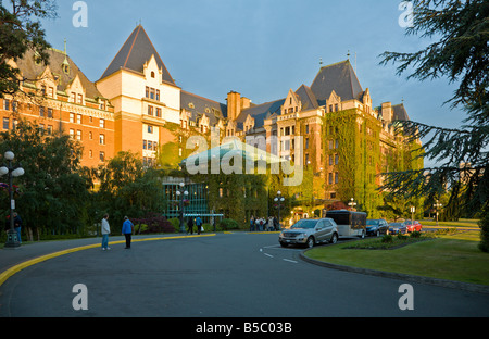 Touristes se mêlent au coucher du soleil à l'extérieur de l'hôtel Resort The Fairmont Empress à Victoria, Colombie-Britannique, Canada Banque D'Images