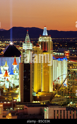Coucher de soleil sur Las Vegas Boulevard et ses environs hôtels casinos, vue du casino Stratosphere Tower Las Vegas NEVADA USA Banque D'Images