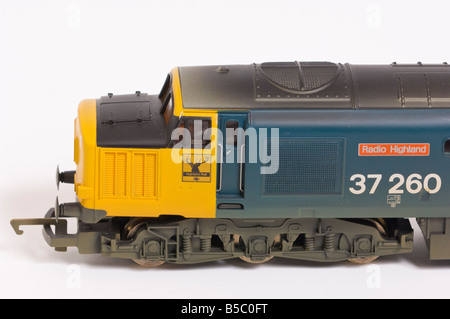 Gros plan d'une classe électrique Hornby train modèle diesel 37 en bleu et jaune livery tourné sur un fond blanc (découper) Banque D'Images