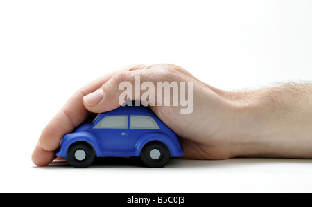 Une voiture modèle PROTÉGÉ PAR UNE MAIN VOITURE MANS RE ASSURANCE PROTECTION DE L'AUGMENTATION DES COÛTS DES RÉPARATIONS VOITURE VOL AUTOMOBILE MÉCANIQUE GARAGES UK. Banque D'Images