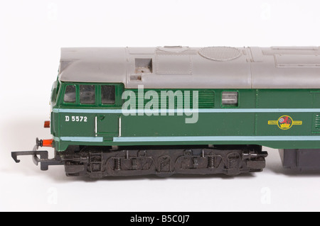 Close up d'un modèle diesel Hornby train en livrée vert tourné sur un fond blanc (découper) dans un studio Banque D'Images
