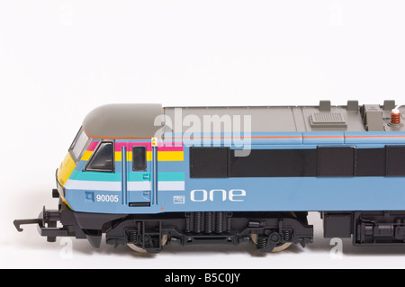 Close up d'un modèle électrique Hornby train dans une livery tourné sur un fond blanc (découper) dans un studio Banque D'Images
