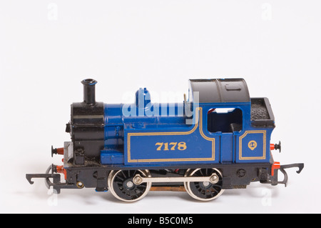 Gros plan d'une petite machine à vapeur 7178 Hornby train miniature en bleu livery tourné sur un fond blanc (découper) dans un studio Banque D'Images