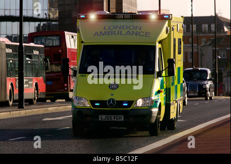 London ambulance sur appel d'urgence Banque D'Images