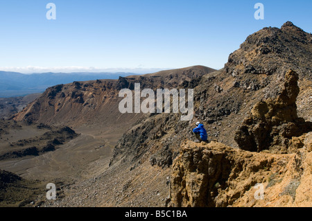 Sur le bord de la South Crater, traversée de Tongariro, île du Nord, Nouvelle-Zélande Banque D'Images