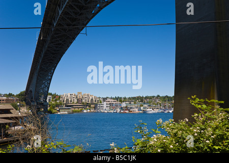 Les tours du pont Aurora sur une marina sur Lake Union à Seattle, Washington Banque D'Images