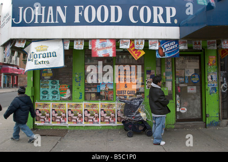 Type Bodega boutique dans un quartier pauvre de Brooklyn New York Banque D'Images