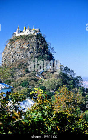 Architecture de stupas et monastères sanctuaires au sommet du mont Poppa Birmanie Myanmar Banque D'Images