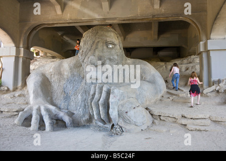 Les gens d'escalade sur le troll sous le pont sculpture dans le quartier Fremont à Seattle, Washington Banque D'Images