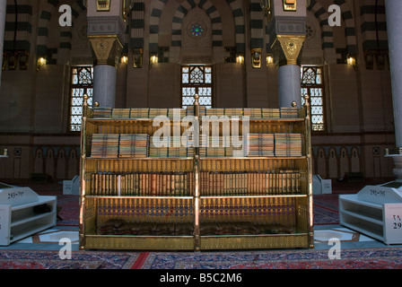 Un rack de Qurans Mosquée du Prophète Masjid Al nabawi Médine Arabie Saoudite Banque D'Images
