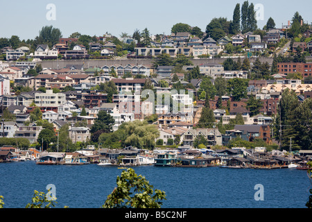 Vue sur les maisons flottantes et de tout quartier Eastshore Lake Union à Seattle, Washington, États-Unis Banque D'Images