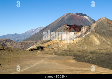 Mont Ngauruhoe et le cratère rouge au-dessus du cratère central, Tongariro Crossing, Île du Nord, Nouvelle-Zélande Banque D'Images