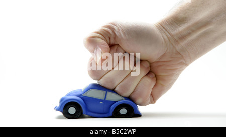 Une voiture modèle frappé et écraser par un poing de MANS. Banque D'Images