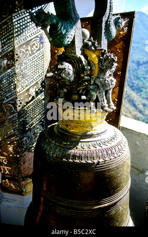 Détail architectural de la Mahagiri stupas et temples au sommet du mont Poppa Birmanie Myanmar Banque D'Images
