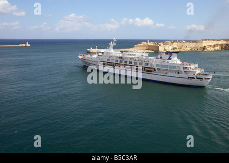 Le 'bateau de croisière Sapphire' laissant le Grand Port, La Valette, Malte. Banque D'Images