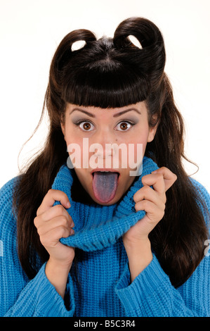 Jeune fille au long cou pull bleu montrant une langue maternelle dans les tons bleus Banque D'Images