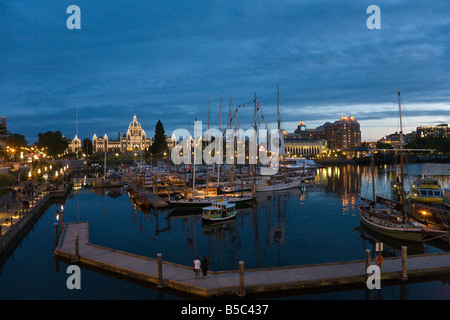 Les grands voiliers remplissent le port au coucher du soleil pendant le Tall Ships Festival à Victoria en Colombie-Britannique Banque D'Images