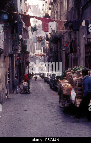 Jour de lavage dans une ruelle à Naples Italie Printemps 1973 Banque D'Images