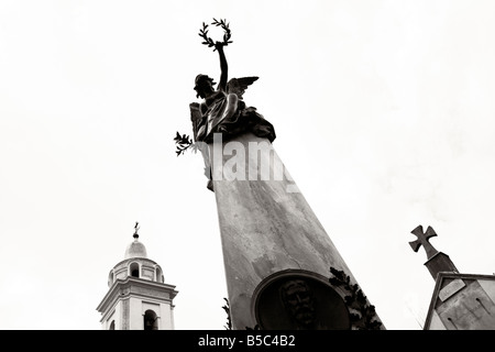 Des statues et la tour blanche de l'église appelée Basilique Nuestra Señora del Pilar dans le cimetière de Recoleta Buenos Aires Banque D'Images