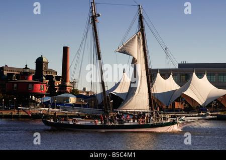 Une grande voile voile avec le Baltimore skyline en arrière-plan Banque D'Images