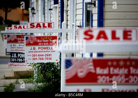 9 juillet 2008 Frederick Maryland une série de lignes de signes pour la vente d'une rangée de maisons une surabondance de maisons à vendre a frappé le marché comme un Banque D'Images
