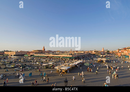 Une large vue aérienne de la Place Djemaa El Fna à Marrakech qu'il commence à se remplir à la fin d'après-midi. Banque D'Images