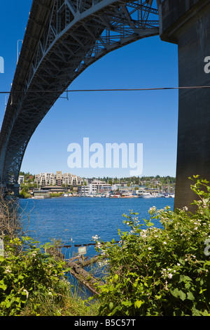 Les tours du pont Aurora sur une marina sur Lake Union à Seattle, Washington Banque D'Images