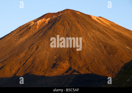 Mont Ngauruhoe depuis la cabane Manggepopo au coucher du soleil, parc national de Tongariro, Île du Nord, Nouvelle-Zélande Banque D'Images