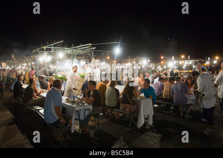 Une vue de l'air ouvert 'restaurants' à la place Djemaa El Fna à Marrakech en soirée avec des gens de manger. Banque D'Images