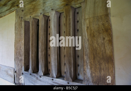 Rénovation fenêtre bois à Tretower Powys Cour Sud du Pays de Galles UK un pays médiéval datant du 14e siècle Banque D'Images