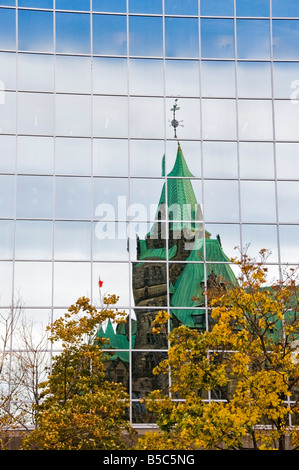 Le Parlement en tant que vue reflétée dans un bâtiment moderne, Ottawa (Ontario) Banque D'Images