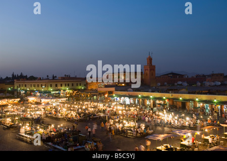 Une large vue aérienne de la Place Djemaa El Fna à Marrakech et open air 'restaurants' comme il commence à remplir le soir/crépuscule. Banque D'Images