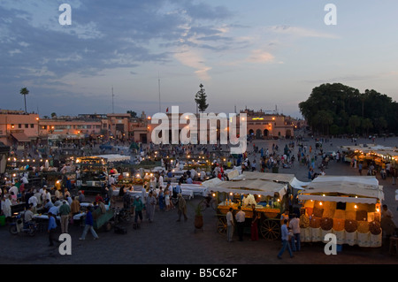 Une large vue aérienne de la Place Djemaa El Fna à Marrakech et open air 'restaurants' comme il commence à remplir le soir/crépuscule. Banque D'Images