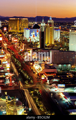 Coucher de soleil sur Las Vegas Boulevard et ses environs hôtels casinos, vue du casino Stratosphere Tower Las Vegas NEVADA USA Banque D'Images