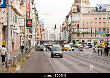 Scène de rue animée, Rakoczi Ut, la gare Keleti, Pest, Budapest Hongrie Banque D'Images