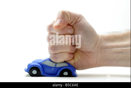 Une voiture modèle frappé et écraser par un poing de MANS. Banque D'Images