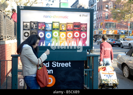 La publicité pour l'iPod Apple Inc sur un panneau dans le quartier Chinatown de New York Banque D'Images